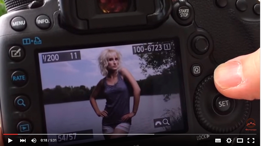 Видеоурок «Как правильно настроить экспозицию вспышки для портретной фотосъемки на улице»