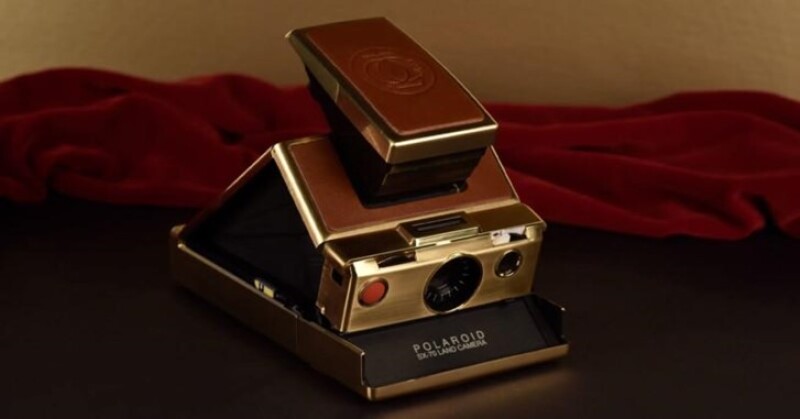 Легендарный Polaroid SX-70 из золота в 24 карата