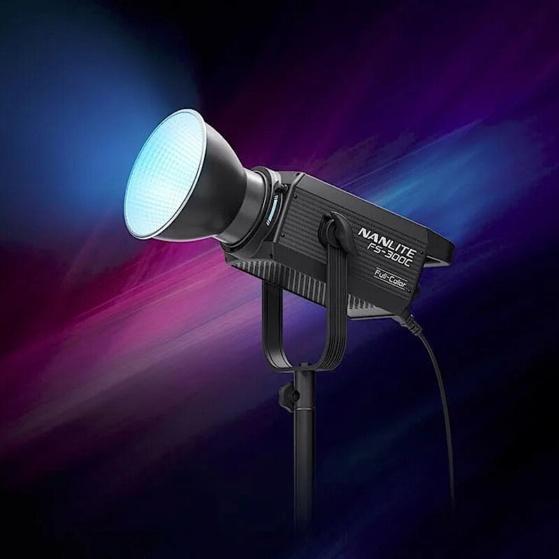 Светодиодный осветитель Nanlite FS‑300C — мощность, тишина и 36 000 оттенков цвета.