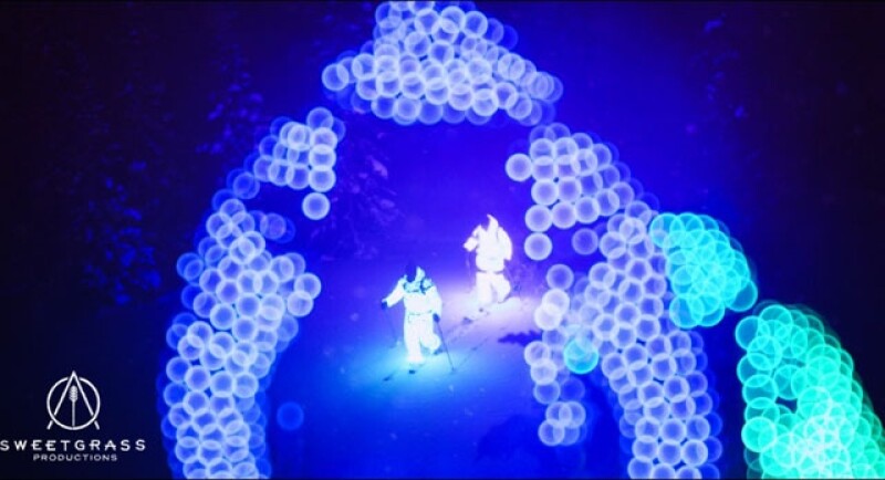 Что может быть сложнее, чем езда на лыжах ночью в светодиодном костюме? Наверное, все это сфотографировать