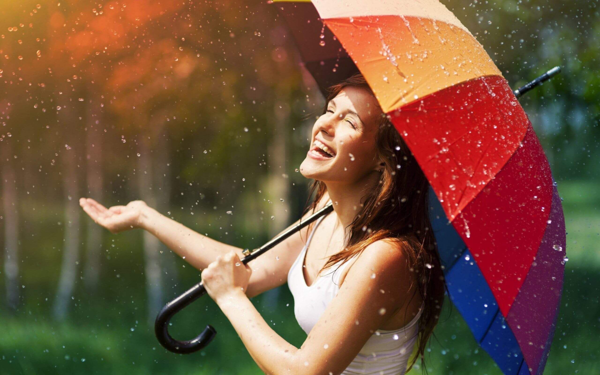 Солнце в любую погоду. Яркие эмоции. Человек под зонтом. Счастливая девушка. Позитивная девушка.