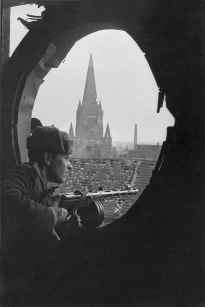Охраняя завоеванный город 1945 год Бальтерманц Дмитрий Николаевич
