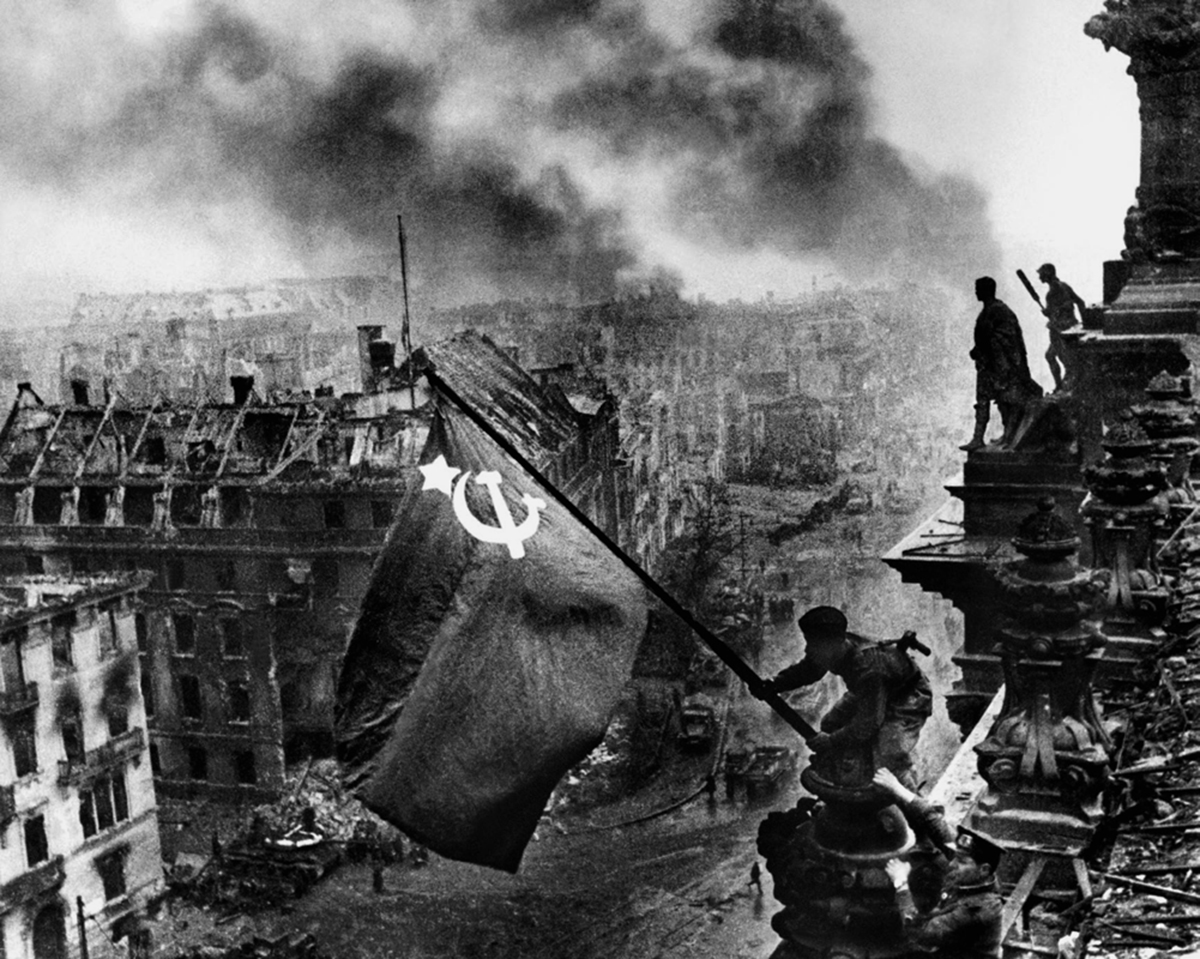 Знамя Победы над Рейхстагом 2 мая 1945 Халдей Евгений Ананьевич