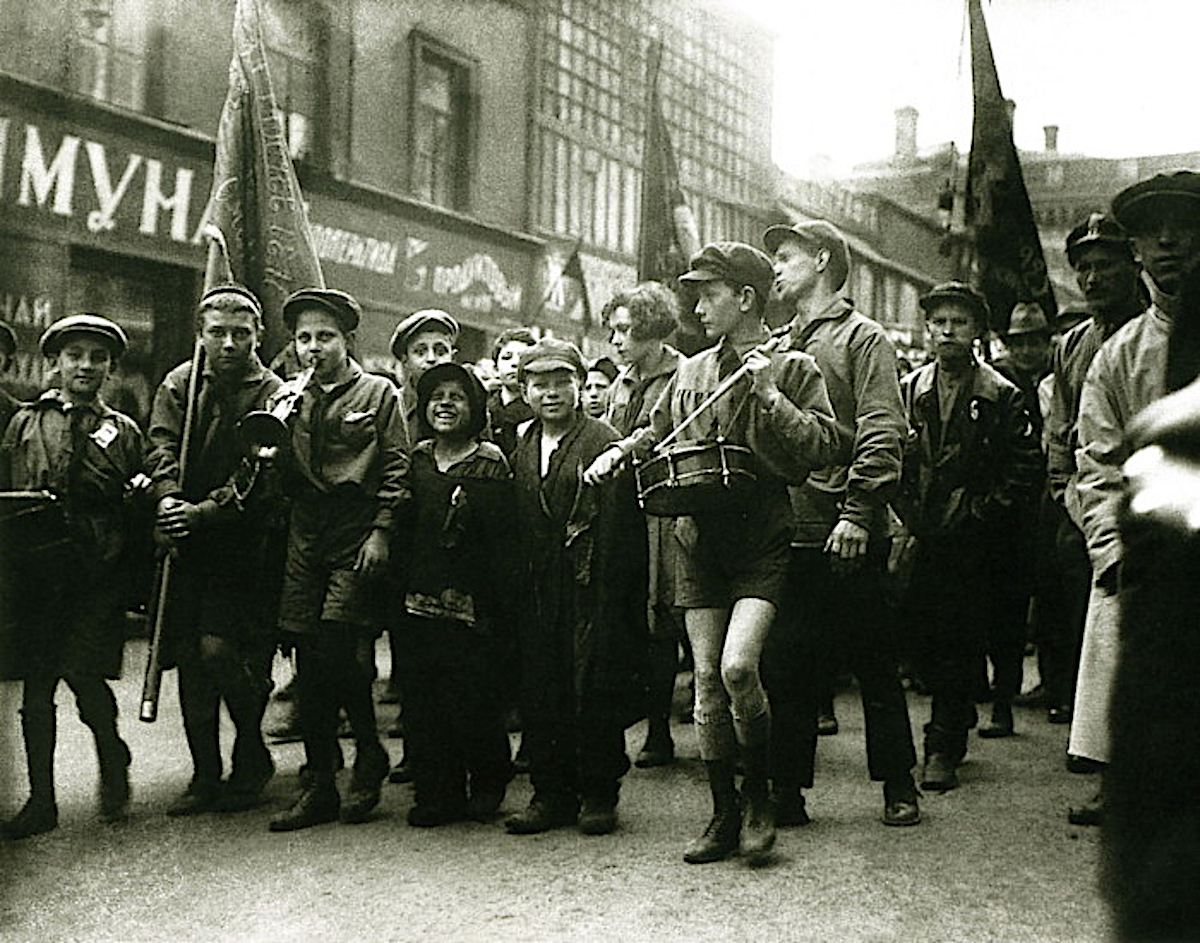 Беспризорники и пионеры на первомайской демонстрации 1927 год Игнатович Борис Всеволодович