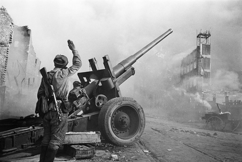Бои за Данциг. Командир орудия сержант Афанасьев 1945 год Шайхет Аркадий Самойлович