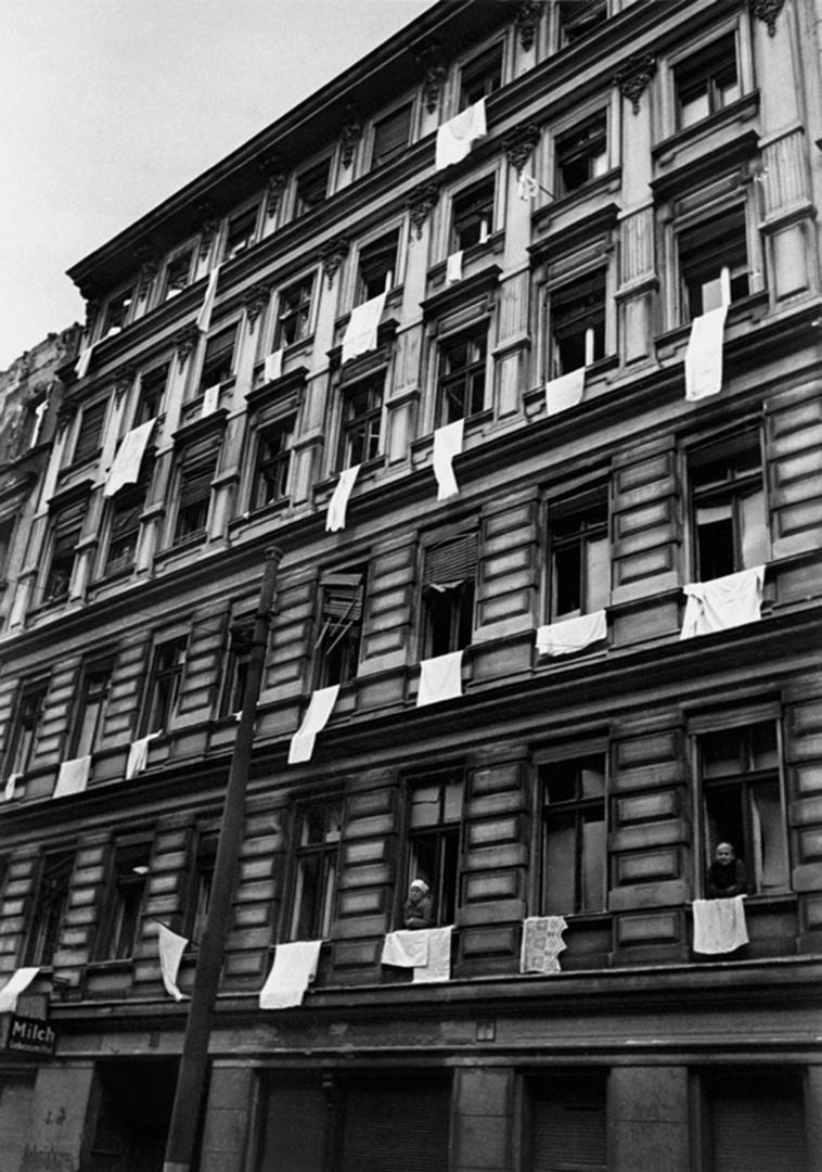 Белые флаги в Берлине 2 мая 1945 Шайхет Аркадий Самойлович