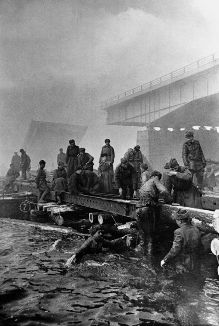 Наведение понтонного моста через реку Одер февраль 1945 Шайхет Аркадий Самойлович