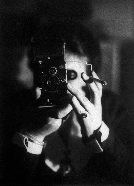 Жермен Круль, автопортрет с фотокамерой Ikarette, 1925 год