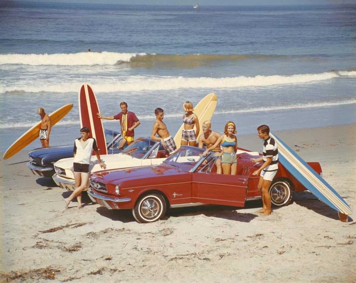 Друзья с досками для сёрфинга на Ford Mustangs, 1960-е. Фотограф Том Келли