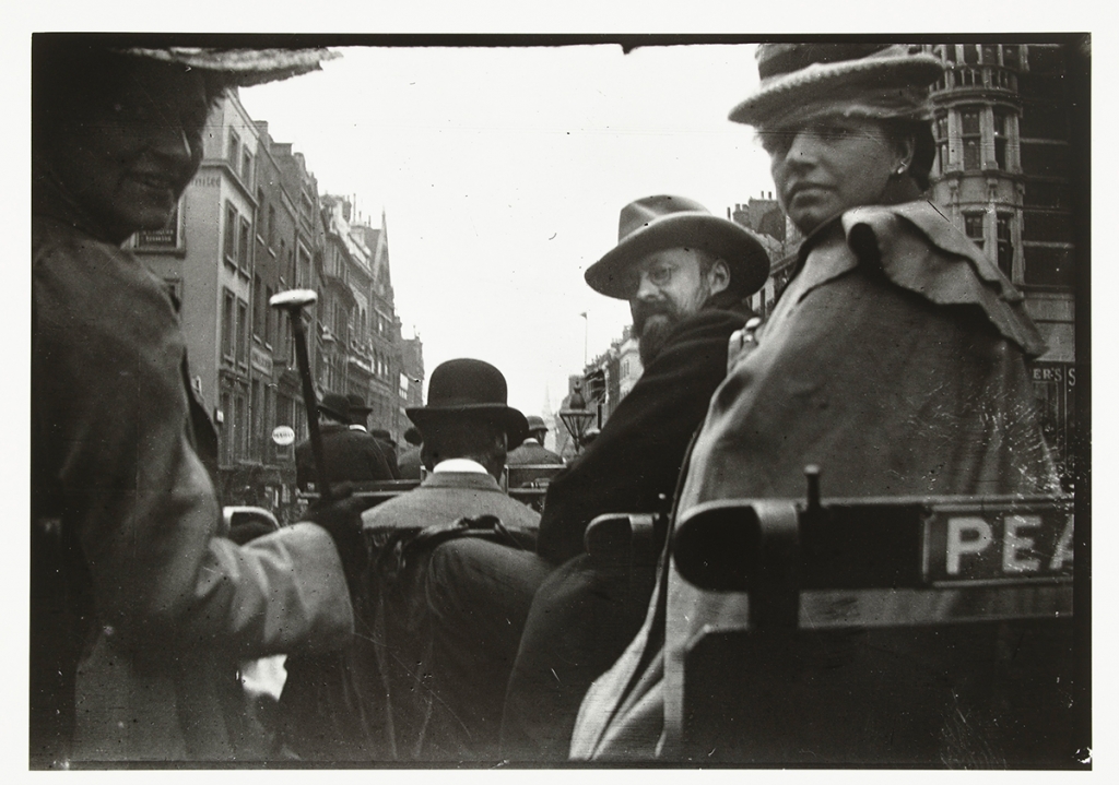 George Breitner en Marius Bauer in een rijtuig in Londen | Breitner, George Hendrik
