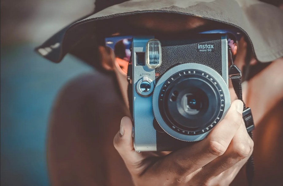 Фотосъемка с камерой мгновенной печати - отличный способ запечатлеть и сохранить воспоминания