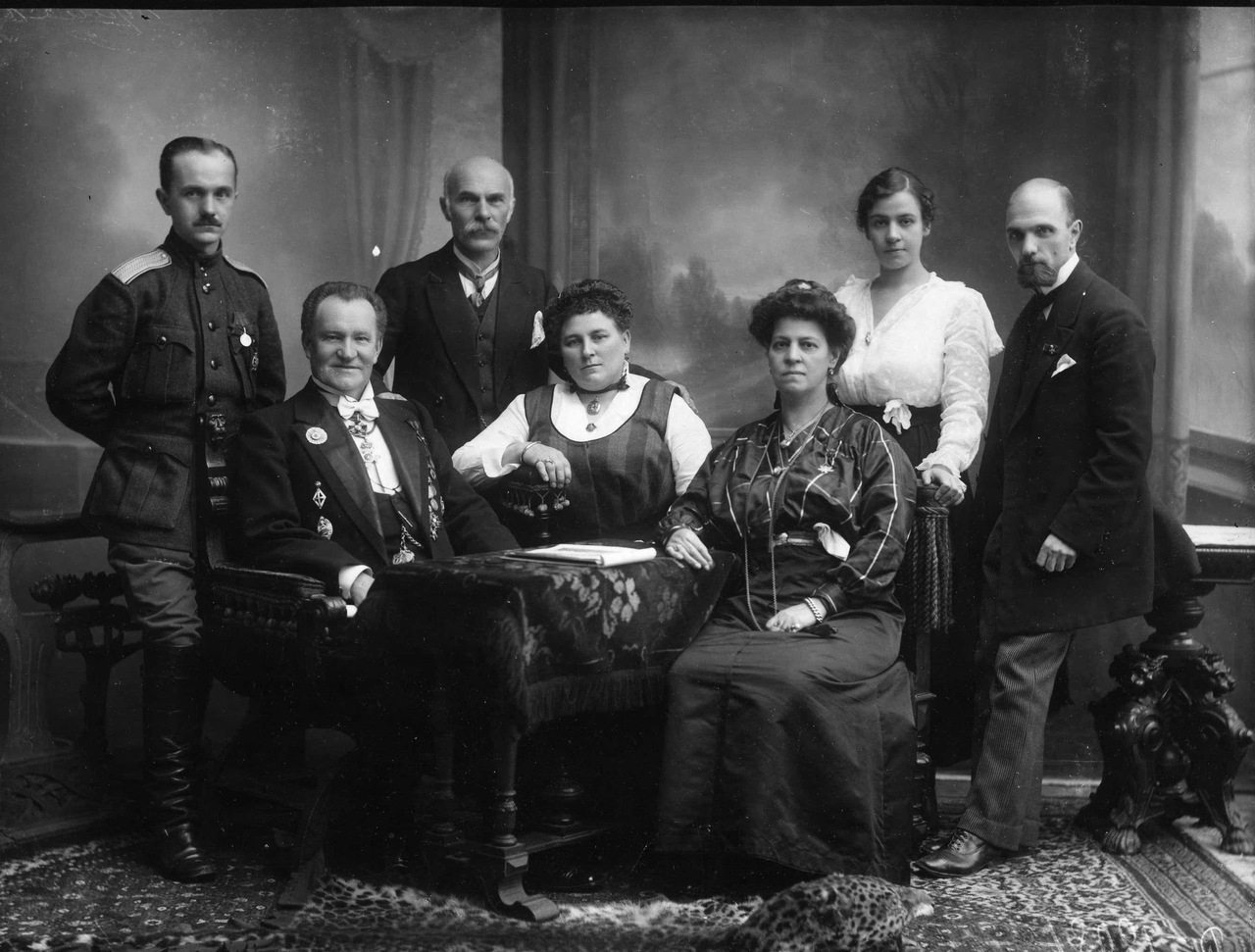Карл Булла (стоит второй слева) с семьей